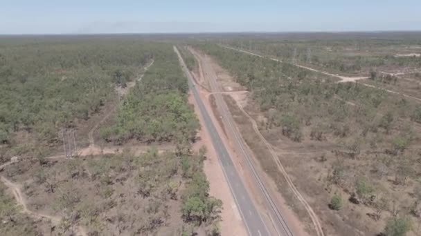 Drone Tiro Carros Dirigindo Estrada Ferrovia Território Norte Outback Austrália — Vídeo de Stock