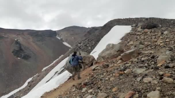 Male Hiker Climbing Rocky Slope Mount Asahidake Japan Cloudy Day — Stockvideo