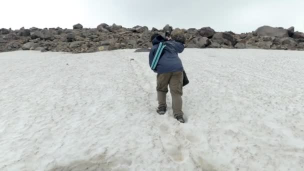 Guy Walking Snowy Slope Using Stick Balance Back View Mount — Stockvideo