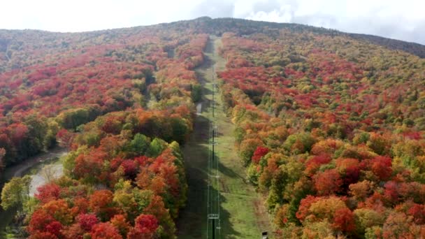Воздушный Беспилотник Вид Осенней Листвы Над Подъемником Горе Киллингтон Вермонте — стоковое видео