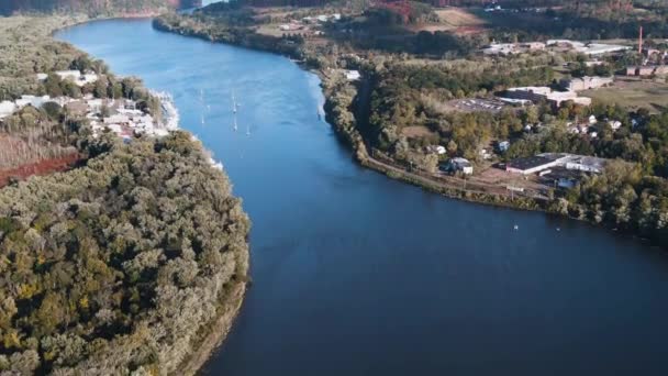 Amazing Drone Footage Tilting Show Amazing River Riverbanks Filled Beautiful — Stock video