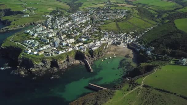 Small Fishing Village Port Isaac Surrounded Lush Green Fields Meadow — Stock video