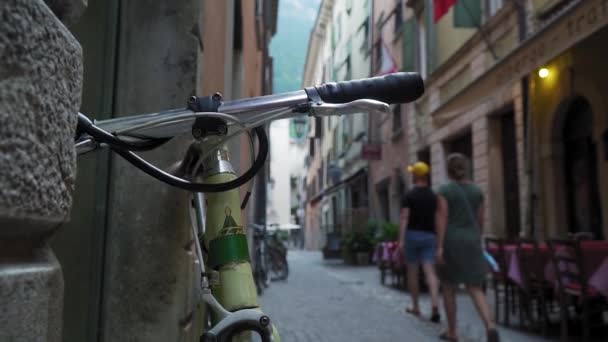 Romantic Riva Del Garda City Italy Idyllic Pedestrian Street Cafe — Wideo stockowe