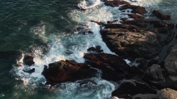 Beautiful Waves Splashing Rocky Shoreline Gloucester Massachusetts Aerial — ストック動画