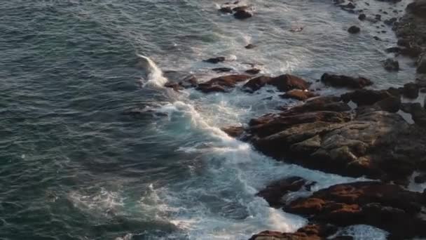 Perfect Waves Splashing Rocky Shores Gloucester Massachusetts Aerial — ストック動画