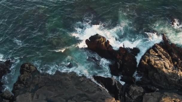 Beautiful Turquoise Waves Splashing Rocks Gloucester Massachusetts Aerial — Vídeos de Stock
