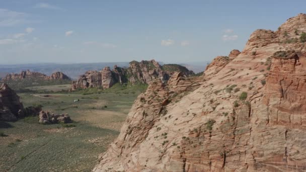 Zion Ulusal Parkı Nda Kayalık Uçurumlar Olan Çimenli Vadiyi Yavaş — Stok video