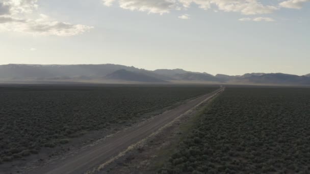 Solitary Road Wide Sagebrush Valley Drone Flight Far Mountains Sunset — Stockvideo