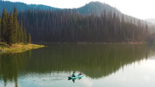 Aerial Shot Man His Two Daughters Fishing Canoe Mountain Lake — Wideo stockowe