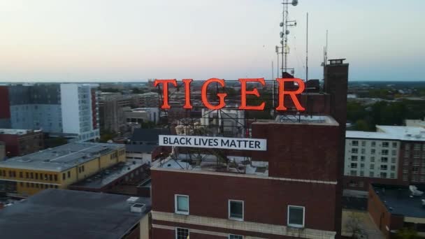 Black Lives Matter Sign Public Building Columbia Missouri Aerial Drone — ストック動画