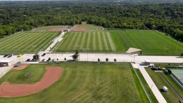 Αθλητικά Πεδία Μπέιζμπολ Diamond Στο Τοπίο Grass Εναέρια Drone Overhead — Αρχείο Βίντεο