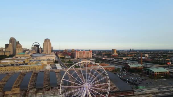 Ferris Wheel Downtown Urban City Louis Missouri Aerial Drone Panorama — Vídeos de Stock