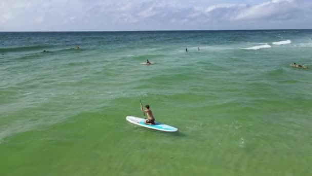 Young Adult Tourist Florida Vacation Enjoying Ocean Waves Paddleboard — стоковое видео