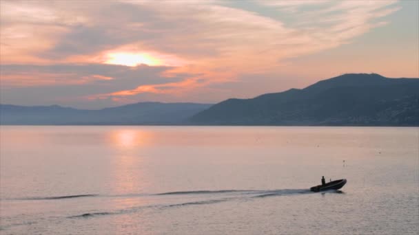 Łódki Poruszające Się Lewej Prawej Zachodzie Słońca Górami Tle Pomarańczowym — Wideo stockowe