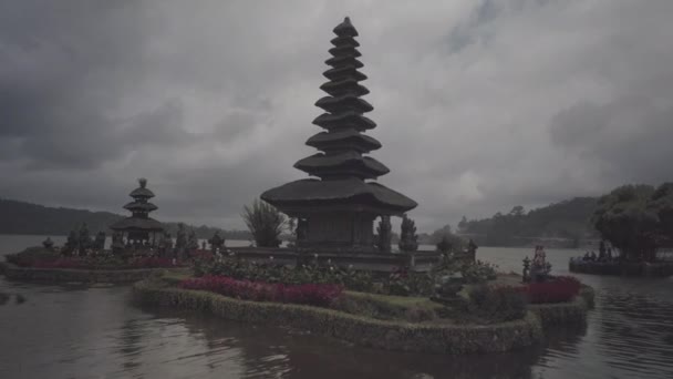 Famoso Pura Ulun Danu Bratan Hindu Templo Balinês Flutuando Lago — Vídeo de Stock