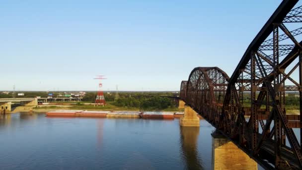 Railroad Bridge Crossing Mississippi River Louis Missouri Drone Aerial Establishing — 图库视频影像