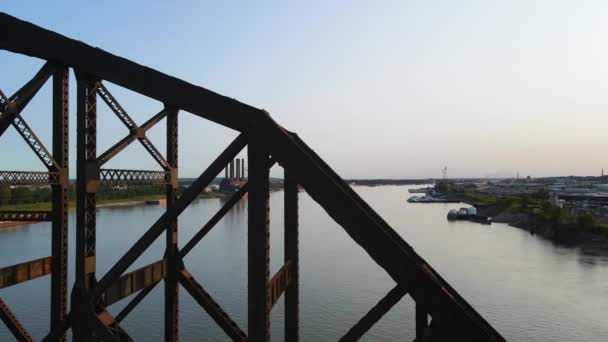 Merchants Bridge Crossing Mississippi River Louis Missouri Aerial Drone Reveal — Αρχείο Βίντεο