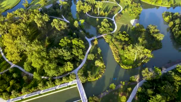 Green Park Con Hermosos Caminos Paisajismo Estanques Aérea Drone Overhead — Vídeo de stock