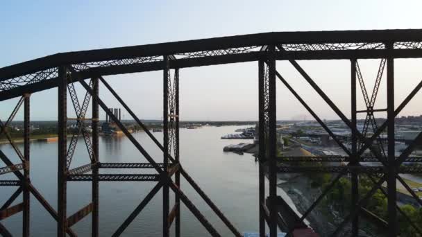 Saint Louis Bridge Crossing Mississippi River Missouri Epic Aerial Drone — Stok video