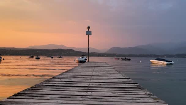 Aerial View Wooden Dock Garda Lake Colorful Sunset Sunlight Italy — Vídeos de Stock