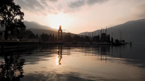 Magischer Sonnenaufgang Über Riva Del Garda Norditalien Luftaufnahme Von Wasser — Stockvideo