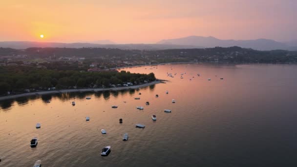 Luftaufnahme Des Sonnenuntergangs Über Der Waterfront Von Soto City Gardasee — Stockvideo