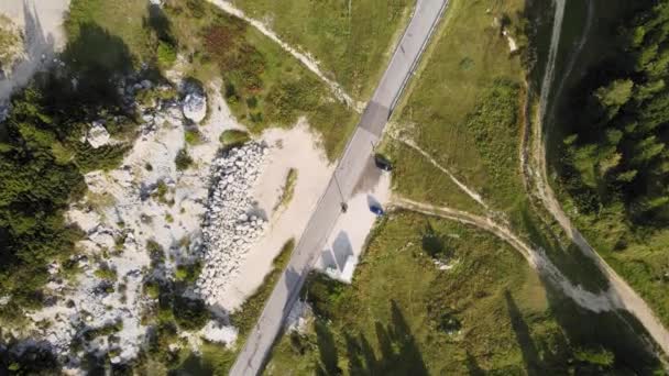 Birds Eye Aerial View Curvy Pass Road Green Landscape Val — Vídeos de Stock