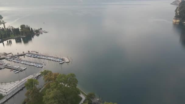 Aerial View Lake Garda North Italy Scenic Coastline Calm Water — Vídeos de Stock