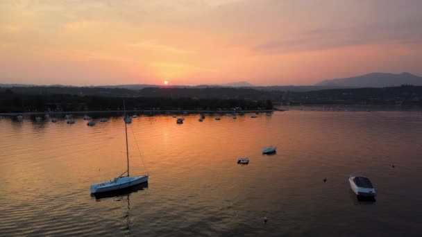 Luchtfoto Van Idyllische Zonsondergang Boven Lago Garda Sato City Lombardije — Stockvideo