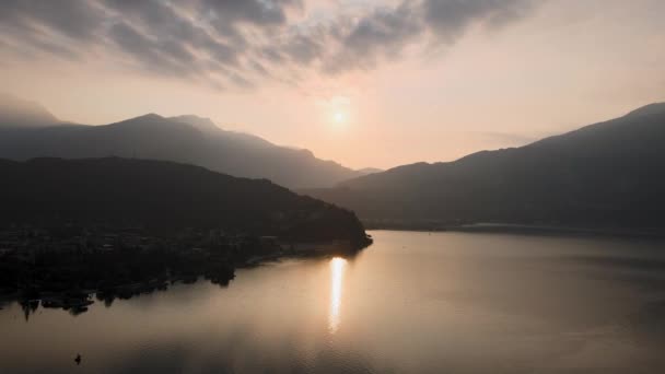 Luchtfoto Van Zonsopgang Boven Gardameer Riva Del Garda City Noord — Stockvideo