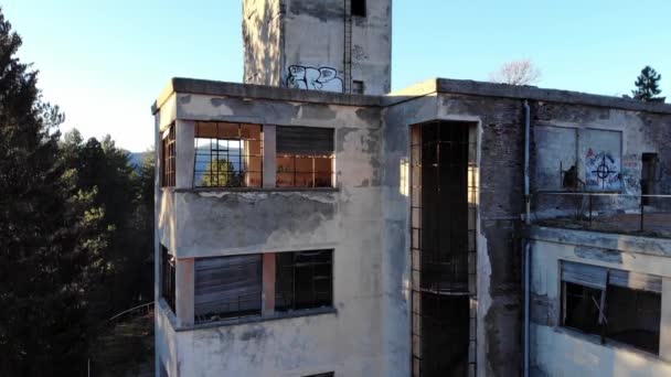 Aerial Footage Rising Moving Backwards Abandoned Building Trees Mountains Background — Video Stock