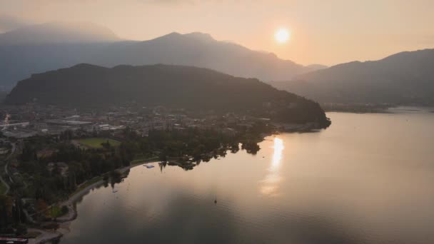Vista Aérea Cinematográfica Nascer Sol Idílico Acima Lago Garda Cidade — Vídeo de Stock