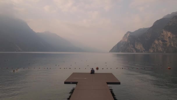Lonely Man Sitting Dock Amazing View Lake Hazy Summer Morning — Vídeo de Stock