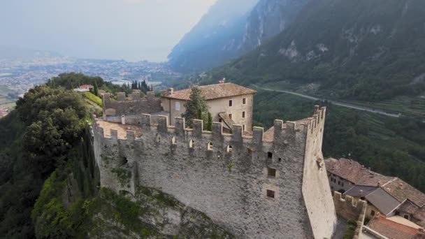 Velho Castelo Medieval Hilltop Acima Riva Del Garda City Itália — Vídeo de Stock