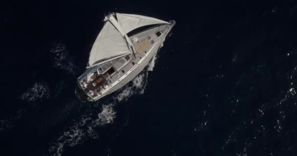 Top Degree Tilted Slow Tracking Shot Monohull Sail Boat Moving — Stock videók