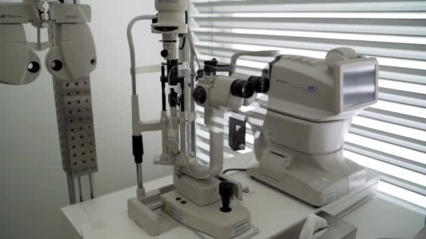 Dolly Left Slit Lamp Autorefractor Optometrist Office — Wideo stockowe