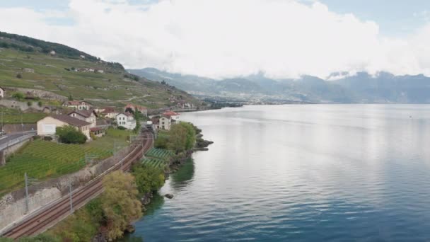 Jib Dół Pięknego Jeziora Szwajcarii Wsi — Wideo stockowe