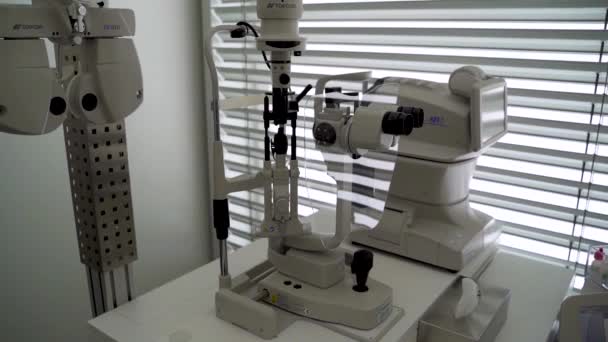 Slow Dolly Right Slit Lamp Autorefractor Optometrist Office — Vídeo de Stock