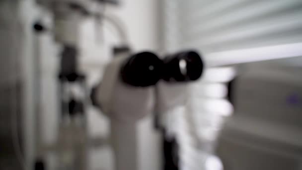 Stempel Spaltlampenmikroskop Augenoptikerbüro Anfangs Unscharf — Stockvideo