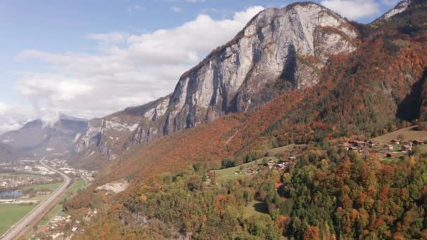 Zdjęcie Małego Górskiego Miasteczka Ukrytego Jesienią Kolorowym Lasem Nakręcone Sallanche — Wideo stockowe