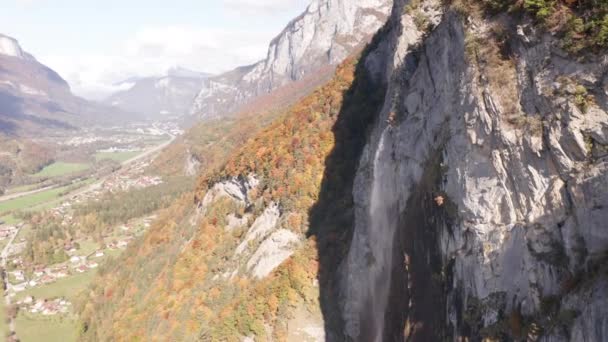 Flying Beautiful Small Waterfall Spawning Rainbow Colorful Forest Autumn Background — Stock video