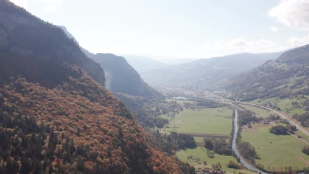 Antenne Des Bunten Waldes Auf Bergrücken Nahe Grünem Tal Herbst — Stockvideo