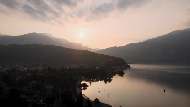 Luchtfoto Van Magische Zonsopgang Boven Gardameer Riva Del Garda City — Stockvideo