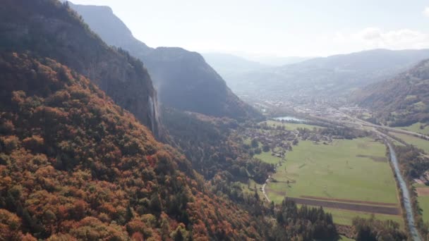 Flying Colorful Forest Mountain Ridge Waterfall Green Valley Autumn — Wideo stockowe