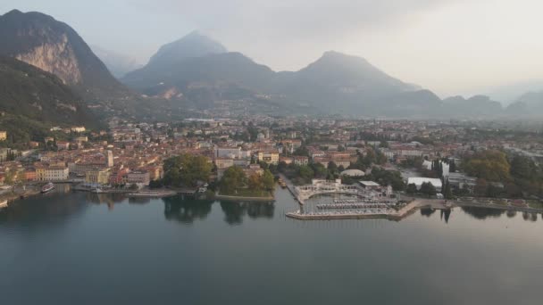 Riva Del Garda City Pitoresca Garda Lake Itália Vista Aérea — Vídeo de Stock