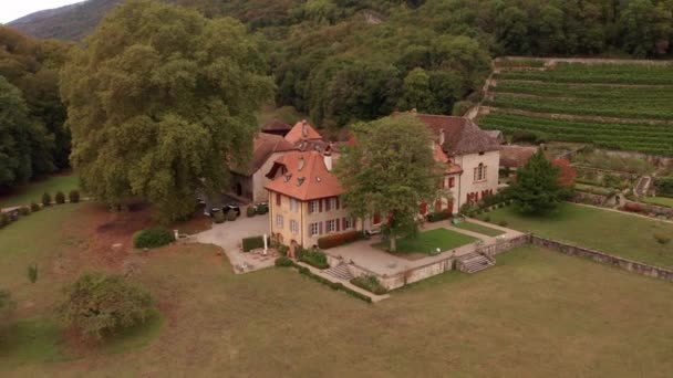 Luftbildschöner Altbau Der Eine Atemberaubende Ländliche Schweizer Landschaft Offenbart — Stockvideo