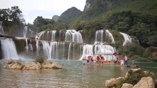 Tourists Life Vest Riding Raft River Ban Gioc Detian Falls — Stockvideo