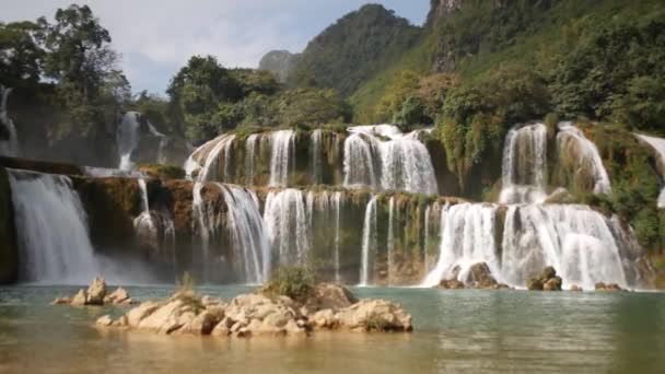 Pristine Water Flowing Ban Gioc Detian Falls Cao Bang Waterfall — Stockvideo