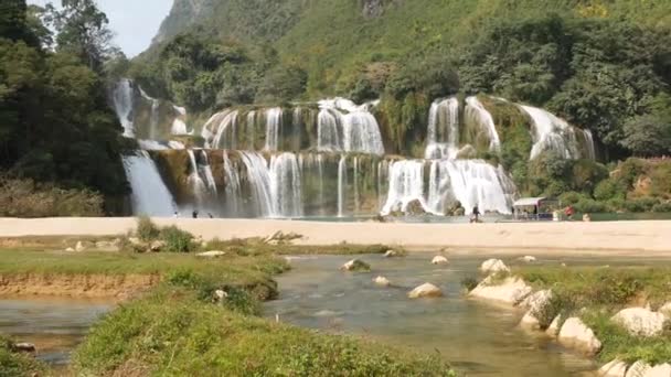Menschen Genießen Den Wunderschönen Cao Bang Wasserfall Vietnam Der Chinesischen — Stockvideo