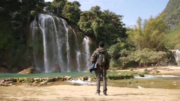 Traveller Backpack Standing Admiring Water Flowing Ban Gioc Detian Falls — Stockvideo